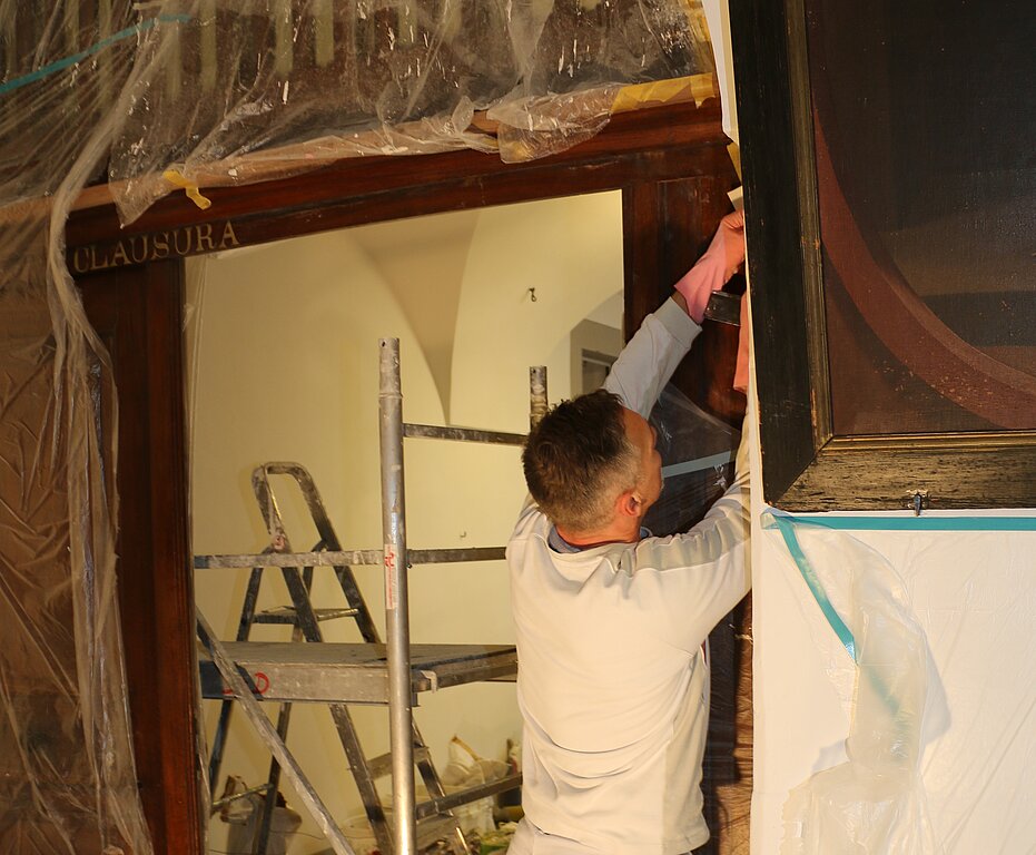 Handwerker bei der Arbeit im Kloster.