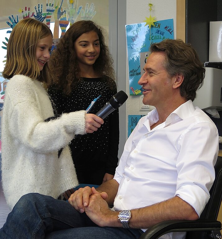 Alexa (l.) und Salma stellen Ehrengast Rob Spence vor und interviewen ihn.