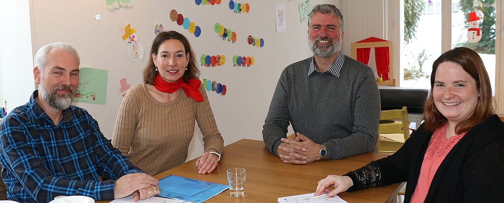 Im Wohnzimmer der Kindertagesstätte: Geschäftsleiter-Ehepaar Matthias und Monika Margelisch, der reformierte Pfarrer Lutz Fischer-Lamprecht und die Kita-Leiterin Isabella Hunziker.Fotos: bär