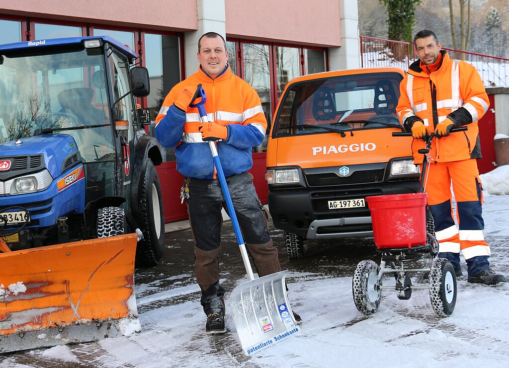 Pascal Keller und Danny Simmank(auf dem Bild fehlt Werkhofleiter Rafael Spring) mit Schaufel, Salzstreuer und Schneepflug in Killwangen im Einsatz. Foto: bär
