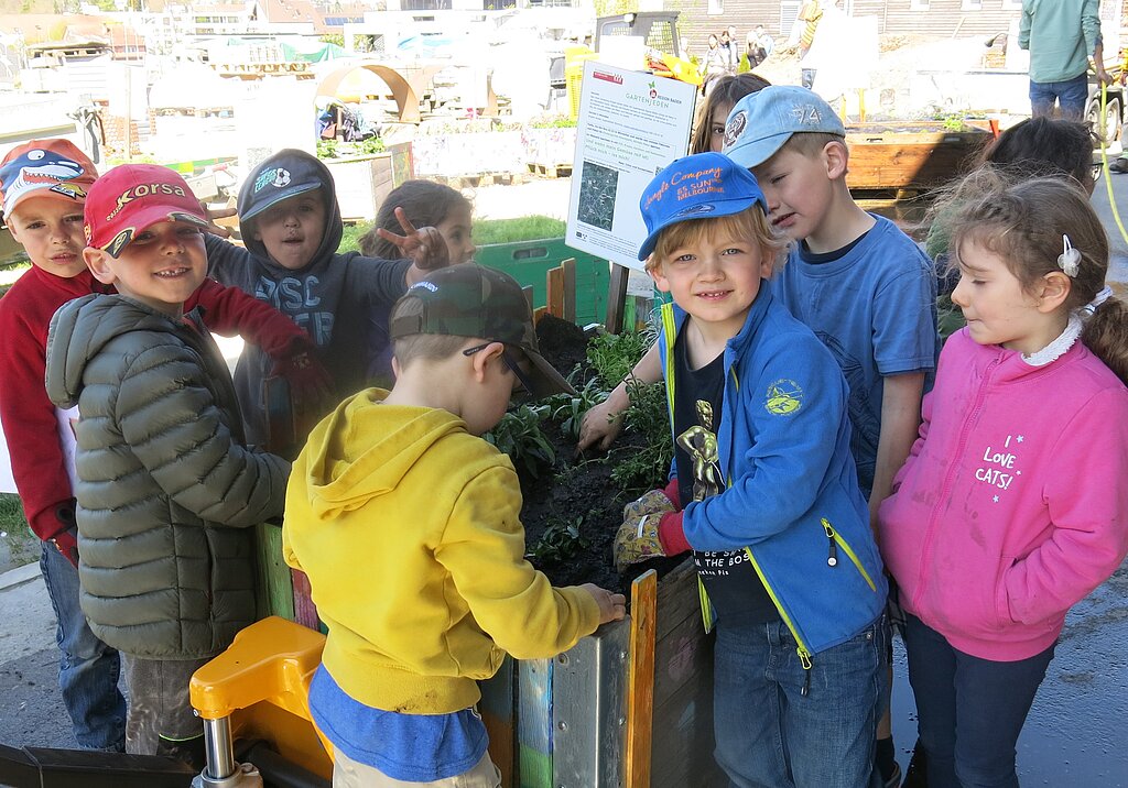 Die Kindergärtler vom Rosenpark freuen sich über ihr frisch bepflanztes Hochbeet. Foto: bha
