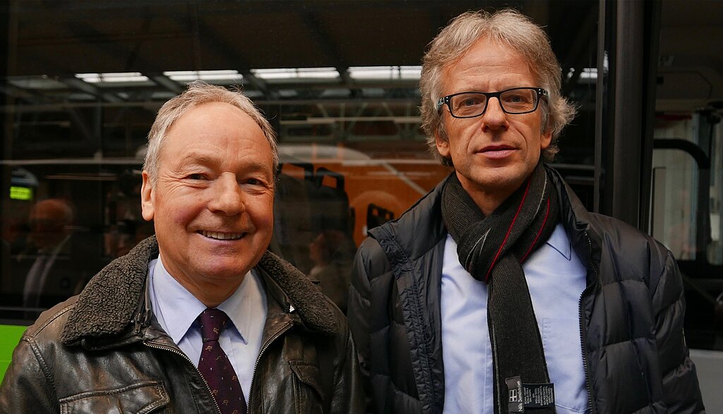 Bewerteten neuen Bus positiv: Gemeindevertreter Markus Hugi (l.)aus Würenlos und Stefan Nipp aus Spreitenbach. sw
