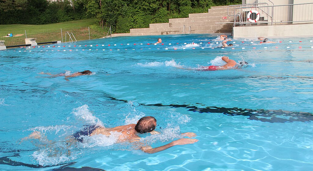 Anschliessend an den Apéro fand das Plausch-Wettschwimmen statt.