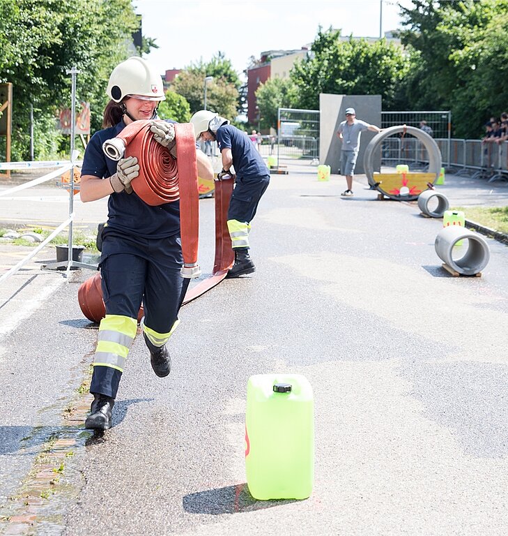 Löschübung: Der Schlauch muss um Hindernisse ausgerollt werden.