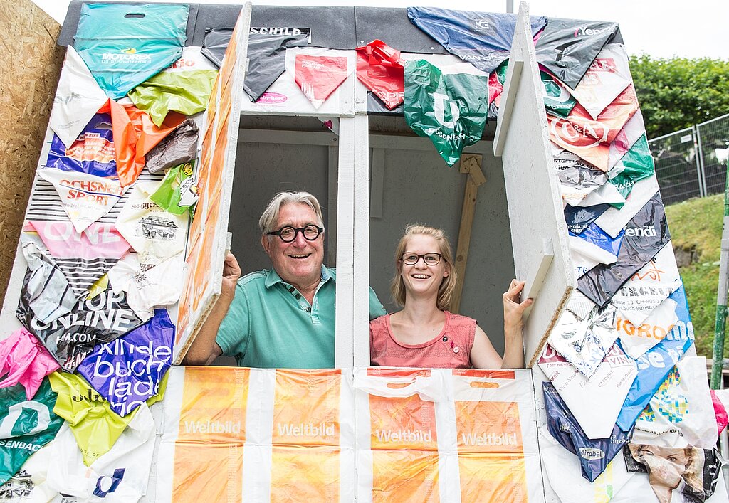 Die Proben für das Klamauktheater haben begonnen: Jürg Koller und Fabrice Dinkel machen Gebrauch vom bunten Bühnenbild. Barbara Scherer
