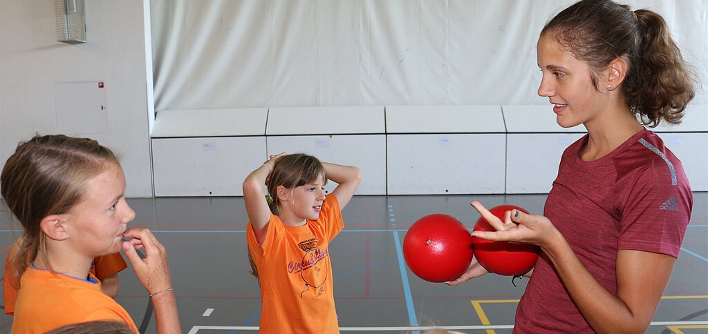 Paula übt fleissig das Jonglieren mit Bällen.
