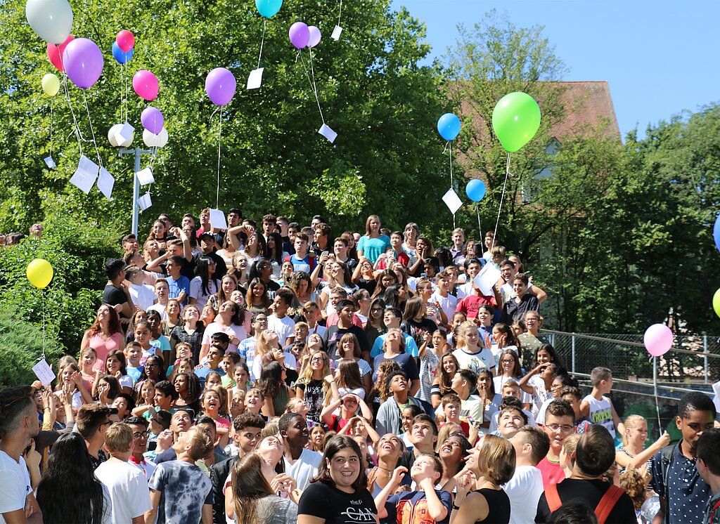 Schüler liessen ihre Wünsche am Montagmorgen an Ballonen davonfliegen.