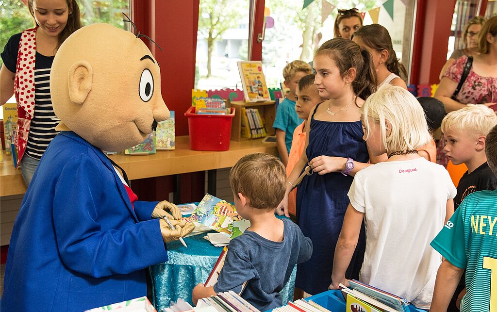 Kinderheld Papa Moll: Alle wollen ein Autogramm von der Bücherfigur.
