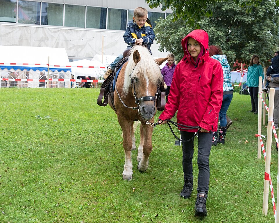 Ponyreiten lässt Kinderherzen höher schlagen.
