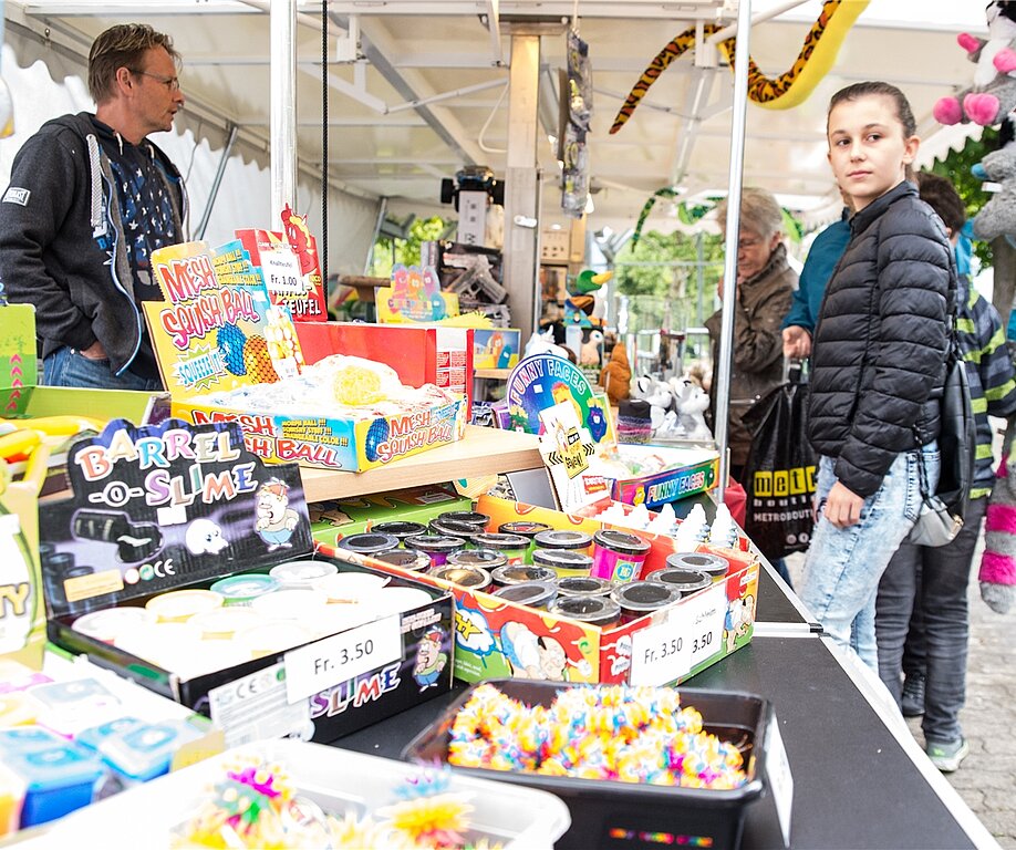 Hier gibt es bunte Spielsachen zu kaufen.
