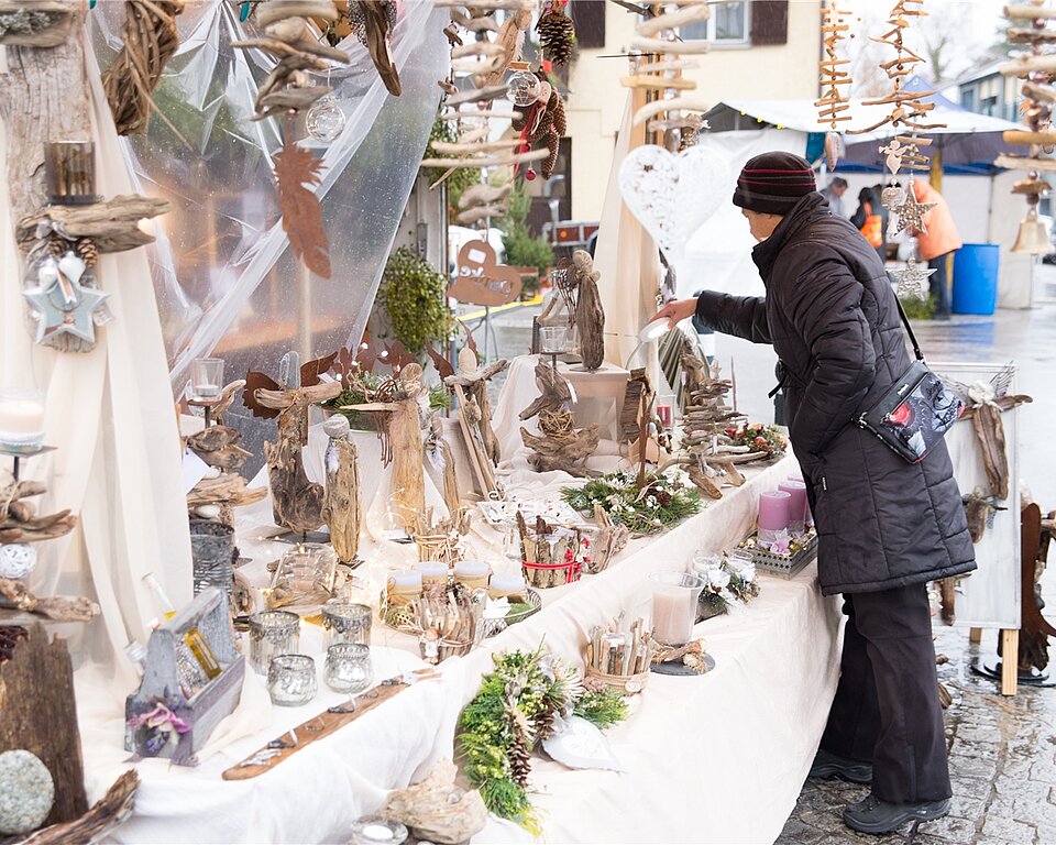 Weihnachtsdekoration stimmt auf die Adventszeit ein.
