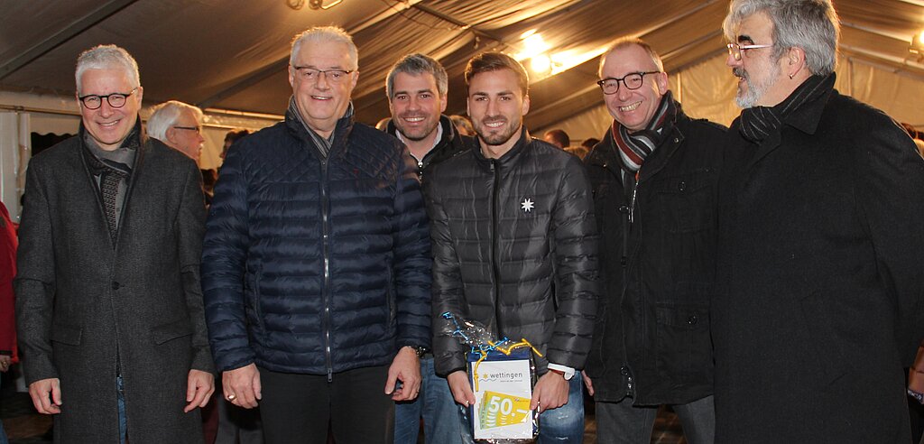 Mit von der Partie am Neujahrsapéro am Zentrumsplatz: Markus Maibach, Roland Kuster, Sandro Sozzi, Beach-soccer Noel Ott, Markus Haas und Philippe Rey (v.l.) Carolin Frei
