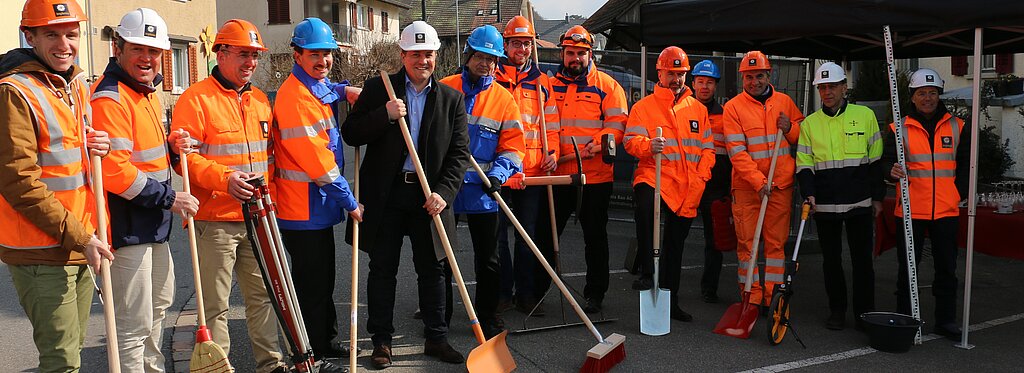 Spatenstich am Dienstag mit Vertretern von Kanton, Gemeinde und Bau.
