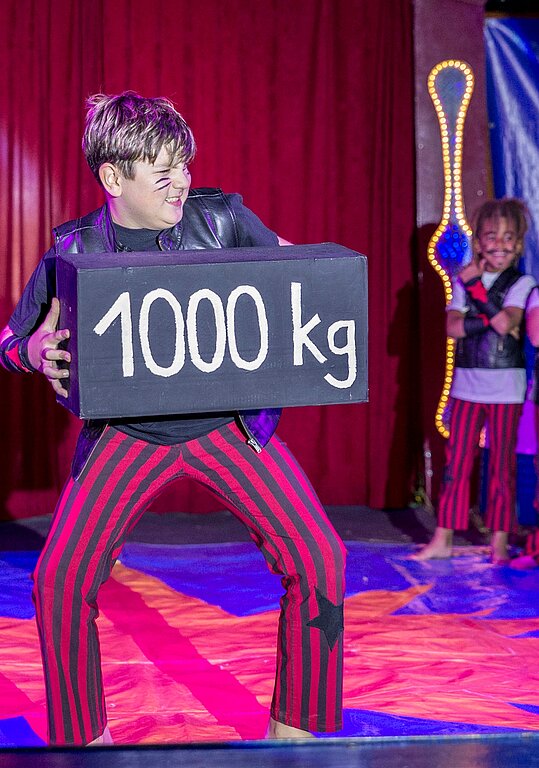 Starke Kinder: <em>Ein Gewichtheber.</em>