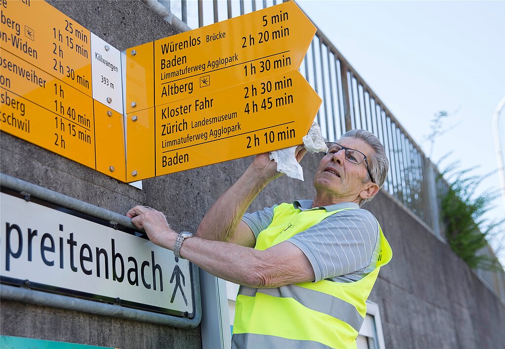 Jedes Wanderwegschild von Spreitenbach bis Wettingen muss glänzen.
