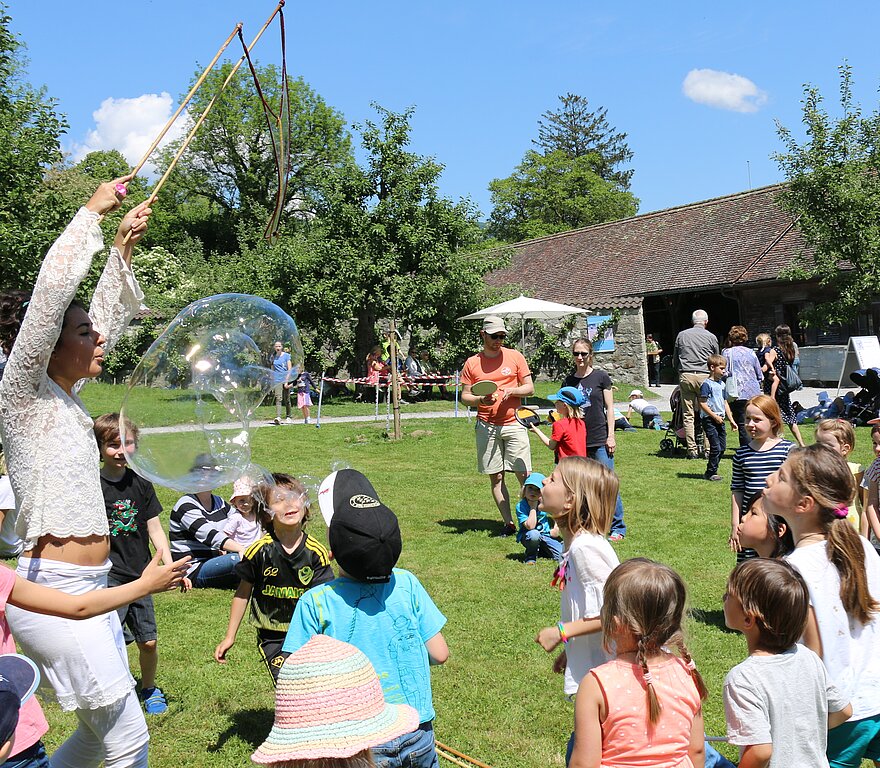 Laura Ciarla <em>begeisterte die Kinder im Klostergarten mit ihren Seifenblasen.</em>
