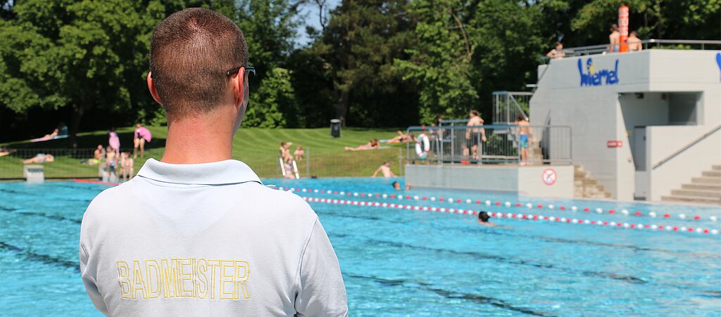 Badmeister Simon Studer <em>beobachtet Schwimmerbecken und Sprungturm mit Argusaugen. (Melanie Bär)
