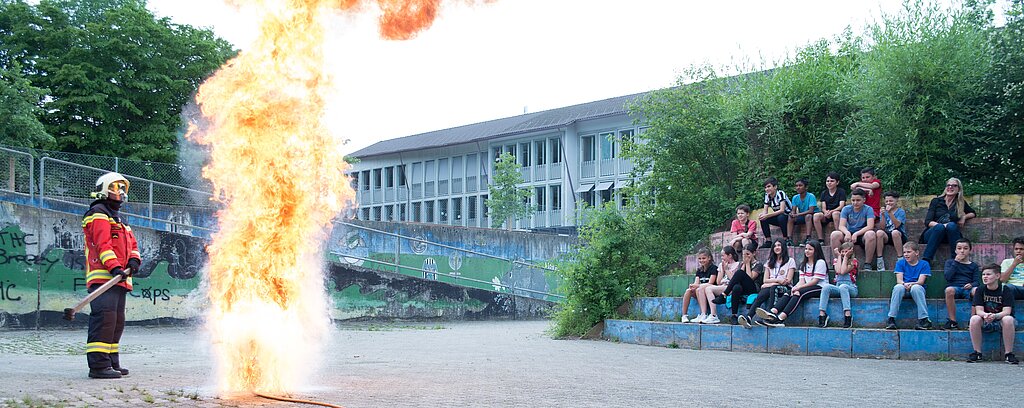 Das passiert, wenn Wasser auf einen Ölbrand gegossen wird. (Barbara Scherer)
