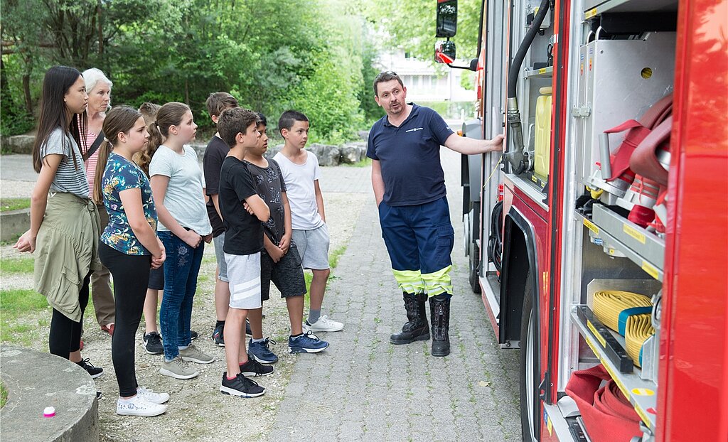 Hier wird den Kindern das Löschfahrzeug erklärt.
