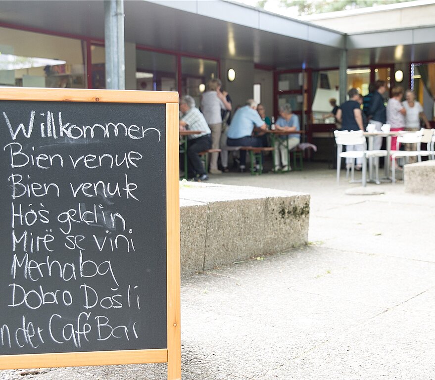 Die Café Bar belebt das Quartier und bringt Menschen zusammen. (Barbara Scherer)
