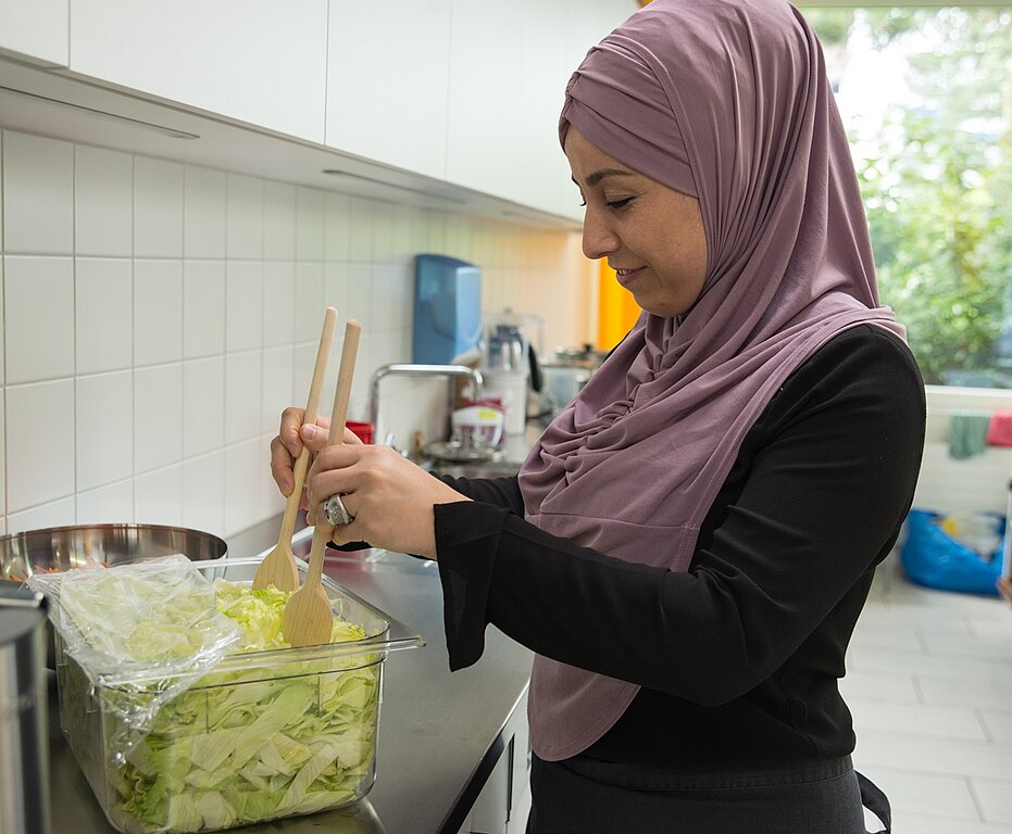 Vor allem Frauen helfen in der Café Bar. (Barbara Scherer)
