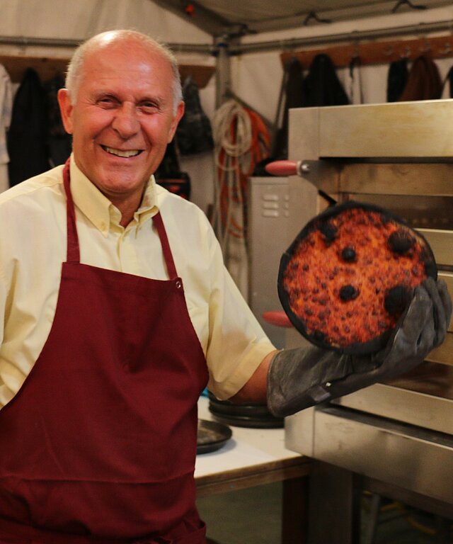 Zum Glück die Ausnahme: schwarze Pizza beim Punto d’Incontro.
