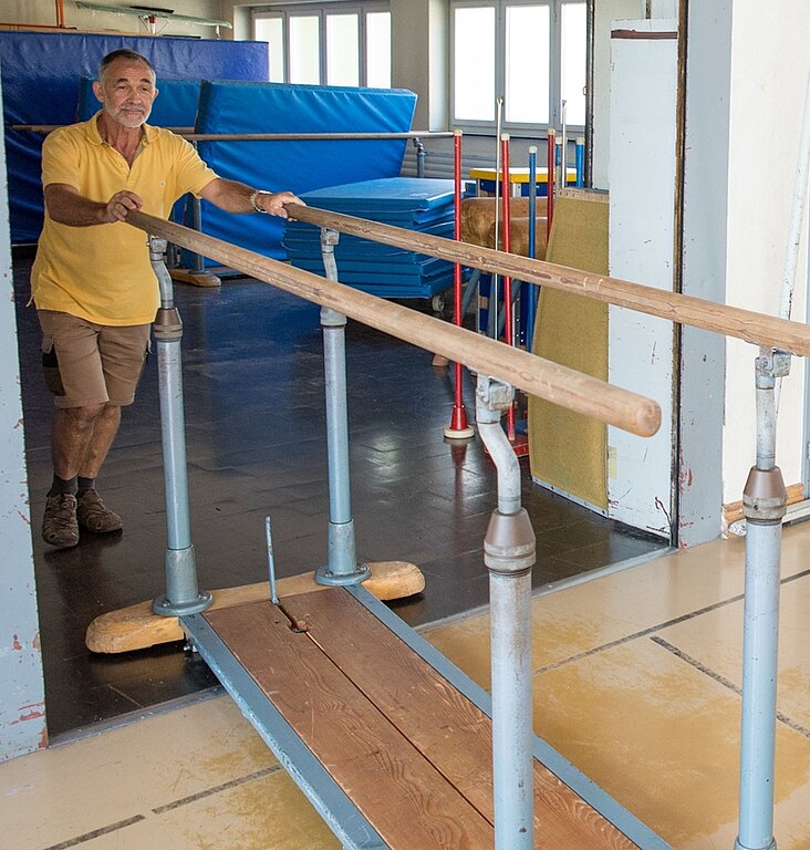 Auch <em>der Turngeräteraum wird gereinigt.</em>
