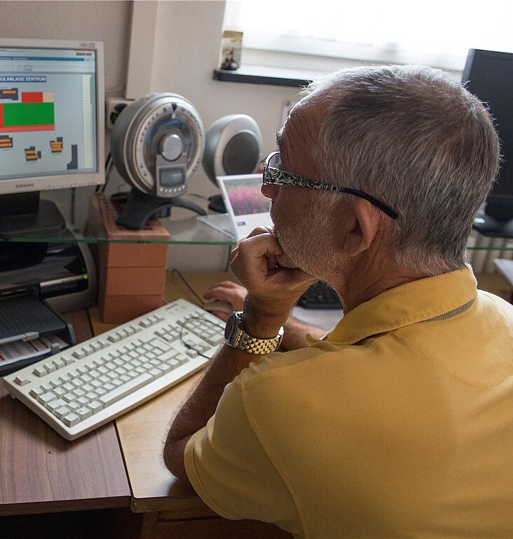 Im Kontrollraum <em>des Abwarts.</em>
