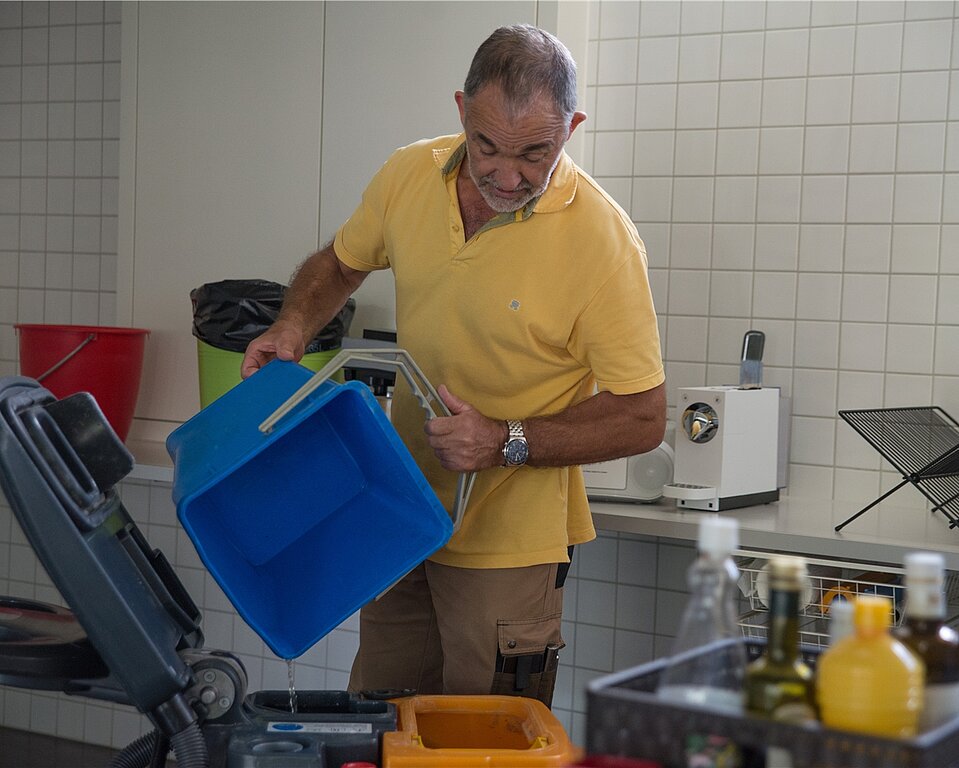 Die Reinigungsmaschine <em>wird vorbereitet. </em>