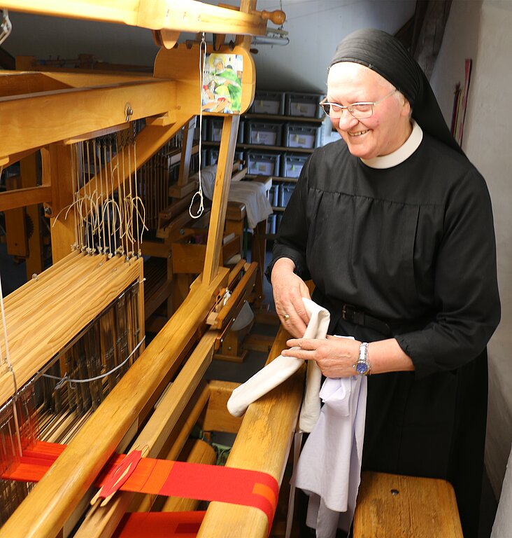 Schwester Martina in der Paramentenwerkstatt am Webstuhl. (Nick Bär)
