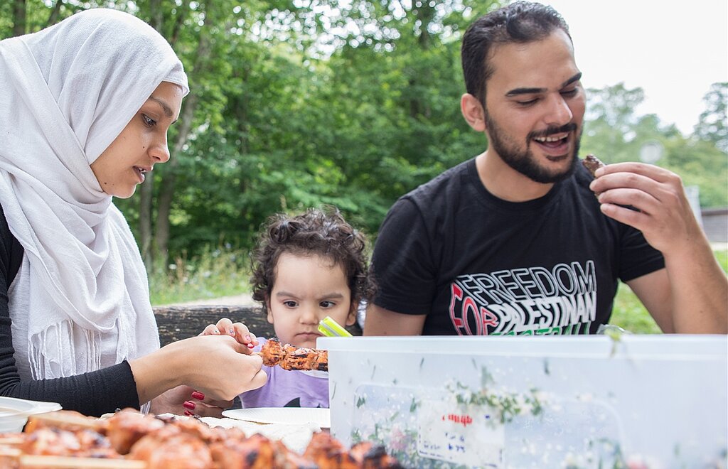 Syrische Spezialitäten <em>haben Iman Kurbesa und Khaled Deeb für das Grillfest vorbereitet.</em>
