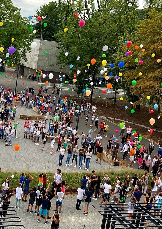 Am Morgen liessen die Schüler <em>Ballone mit ihren Wünschen steigen.(zVg)</em>
