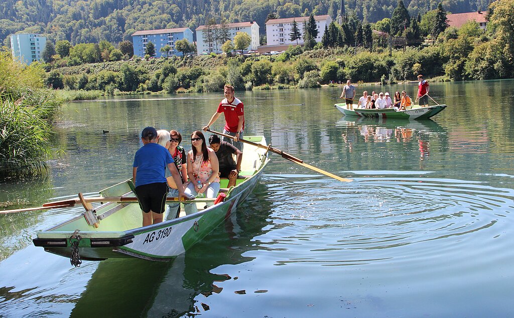 Mit dem Boot <em>werden die Besucher über die Limmat zum Fischessen gebracht. Carolin Frei</em>
