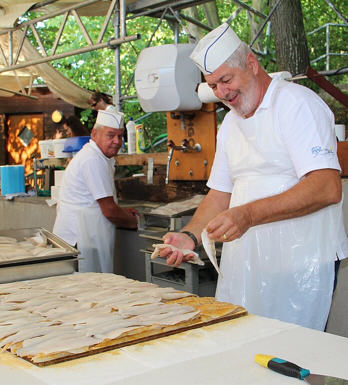 Fisch-Filets <em>werden zubereitet.</em>