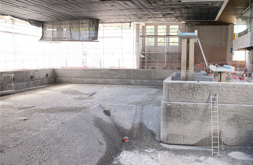 Das Hallenbad <em>ist nur noch ein grosses Betonloch.</em>
