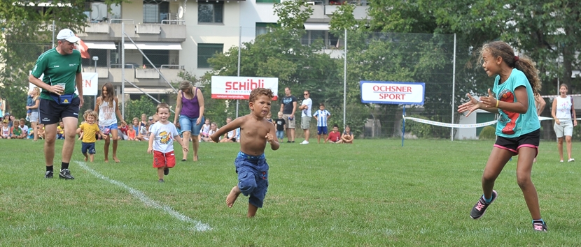 Jahrgang 2015/2016: <em>Rodolfo, ganz vorne, wird von seiner Schwester Aliyah angefeuert.</em><em>Connie Roffler</em>
