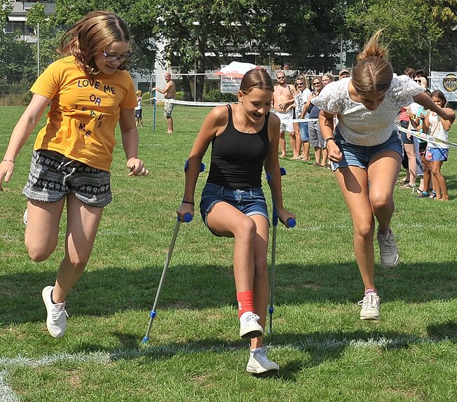 Jahrgang 2003/2004: <em>Jana, Leonie und Zoë hüpfen gemeinsam ins Ziel.</em>
