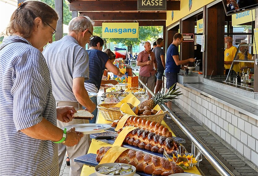 Das Buffet<em> ist eröffnet.</em>
