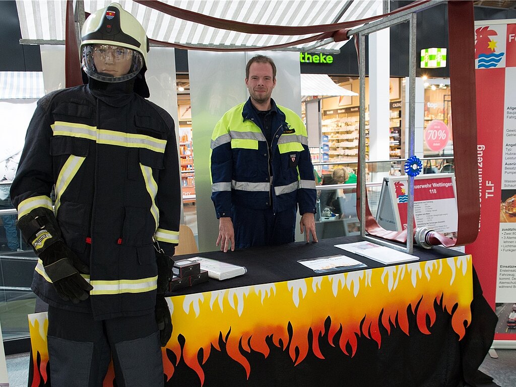 Die Feuerwehr <em>ist auch vor Ort. bsc</em>
