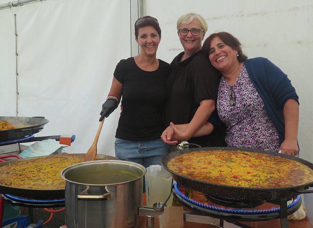 Mitglieder <em>vom «Acris»-Verein haben Paella für die Gäste gekocht.</em>
