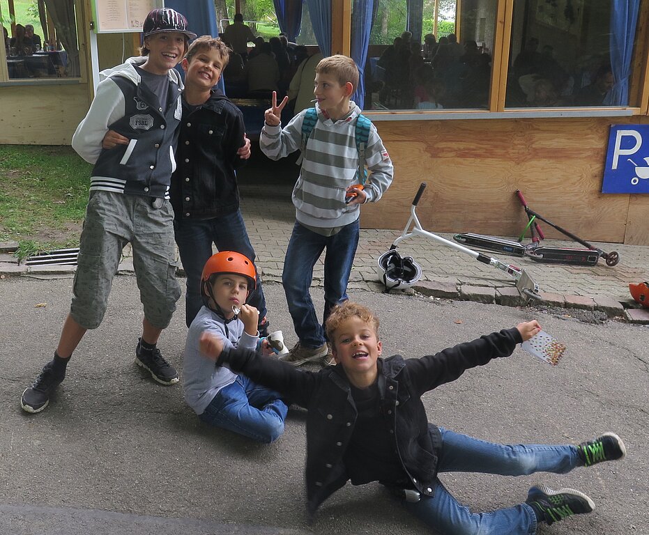 Kinder<em> amüsieren sich nach dem Essen.</em>