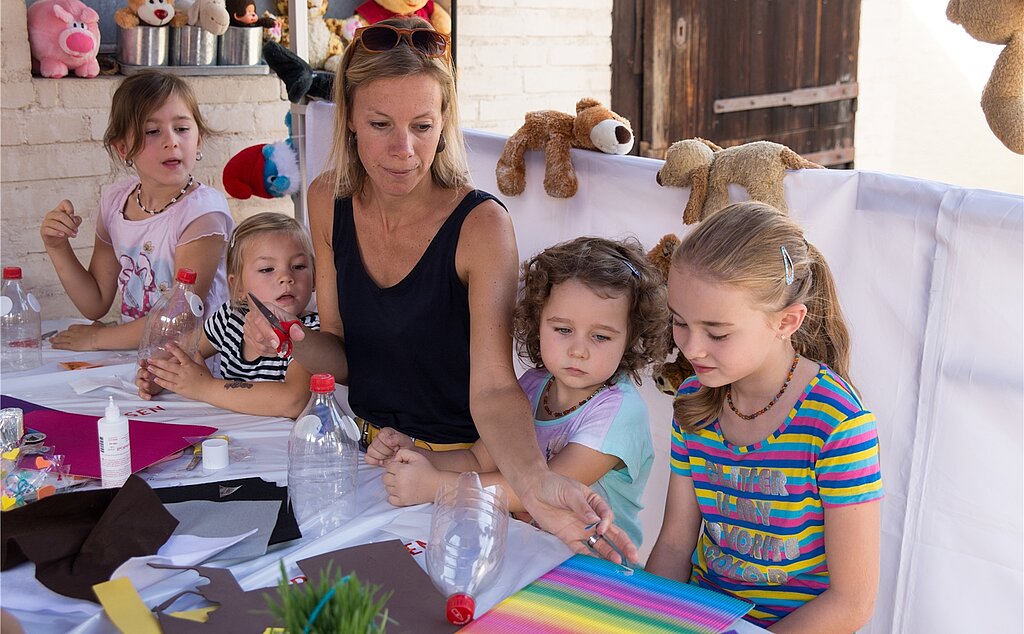 Am Stand <em>des Elternvereins wird gebastelt.</em>
