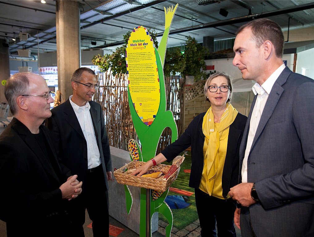 An der Eröffnung <em>der Ausstellung «Genetische Vielfalt»: (v.l.) Max Chopard, Markus Hardegger, Gabriele Schachermayr und Christian Rudin. (zVg)</em>