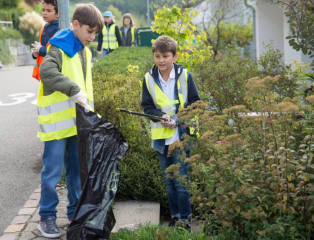 Besonders viel Abfall finden die Kinder in Büschen und Sträuchern.
