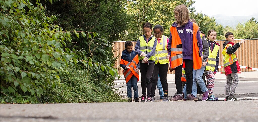 Aufmerksam gehen die Schüler durch die Strasse: Jeder Dreck muss weg.
