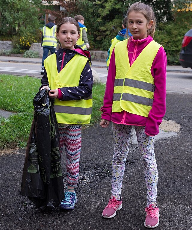 Sara und Liv (r.) mit dem Müllsack.
