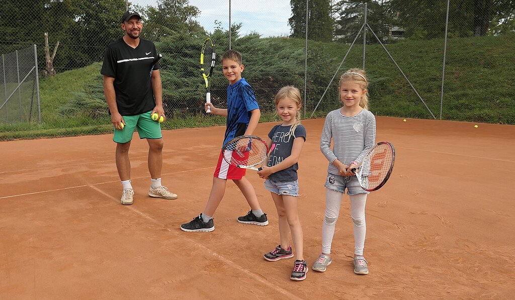 Die Kinder <em>vergnügten sich vor dem Essen noch auf dem Tennisplatz.</em><em> Jessica Mittner</em>
