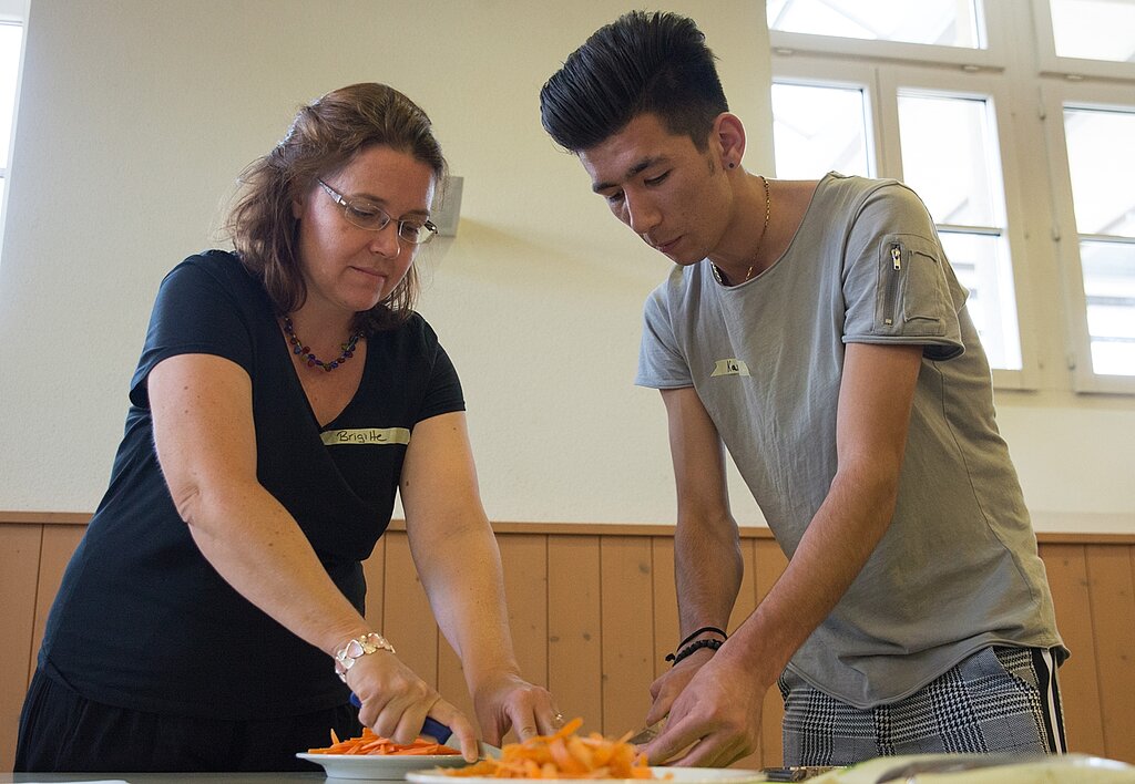 Rüsten das Gemüse: Brigitte und Karim.
