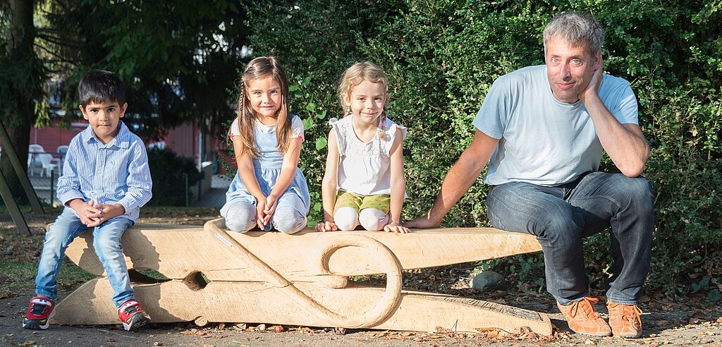 Das Klämmerli-Bänkli <em>beim Kindergarten Altenburg haben die Kinder schon in Beschlag genommen: (v.l.) Shourya, Miriam und Elvie mit Alex Schaufelbühl auf dem Bänkli. (Barbara Scherer)
