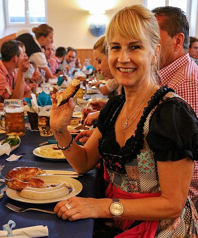 Andrea Hartkorn <em>geniesst eine Wurst.</em>
